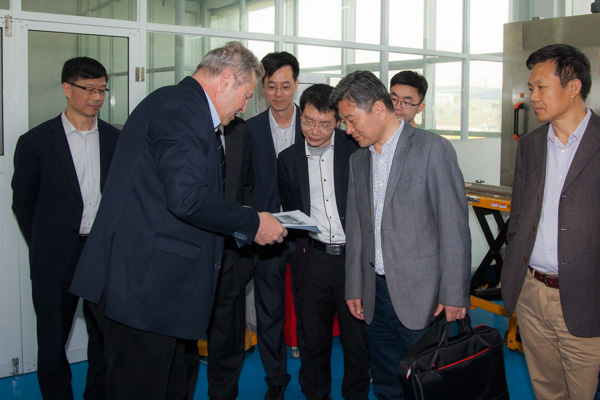 省外国专家局专家组来校考察外籍科学家工作室和引智基地工作