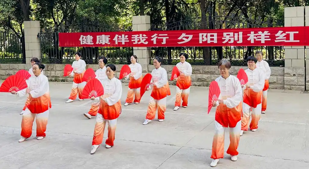 河南科技大学离退休职工趣味运动会 谱写“夕阳别样红”画卷