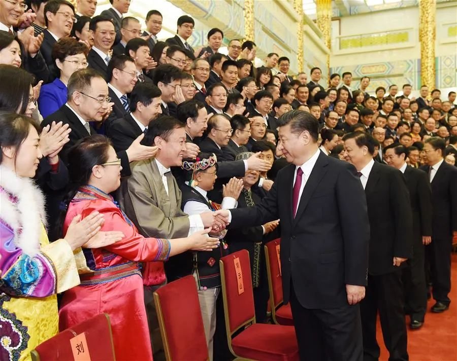 2016年11月7日，习近平等在北京人民大会堂会见中华全国新闻工作者协会第九届理事会全体代表和中国新闻奖、长江韬奋奖获奖者代表。新华社记者 李学仁 摄